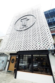 t hostel at victory monument