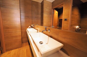 t hostel at victory monument