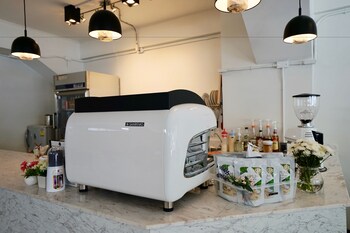 t hostel at victory monument