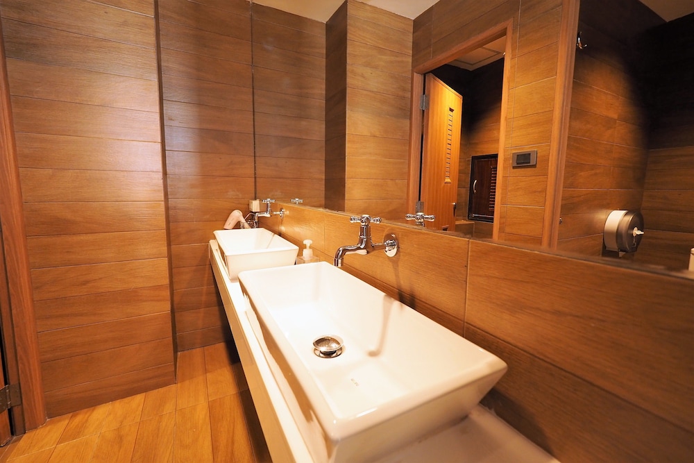 t hostel at victory monument