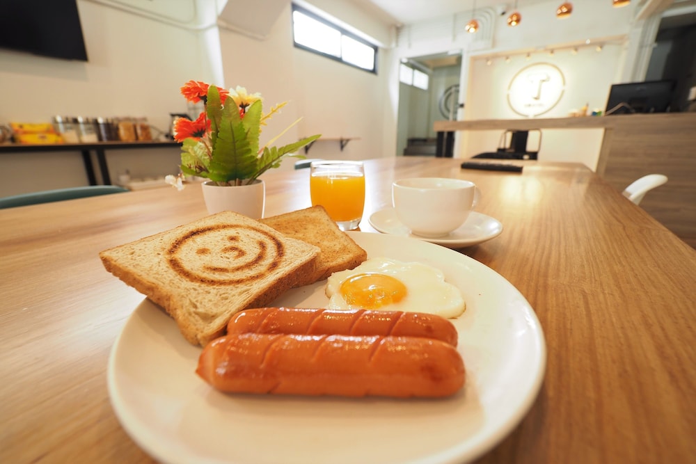 t hostel at victory monument