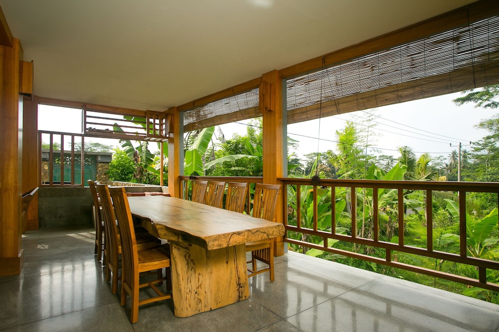 pesantian villa and warung