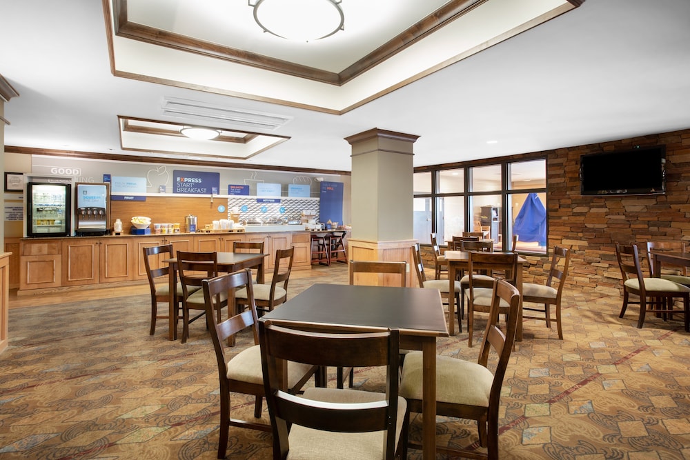 holiday inn express hotel and suites lander by ihg