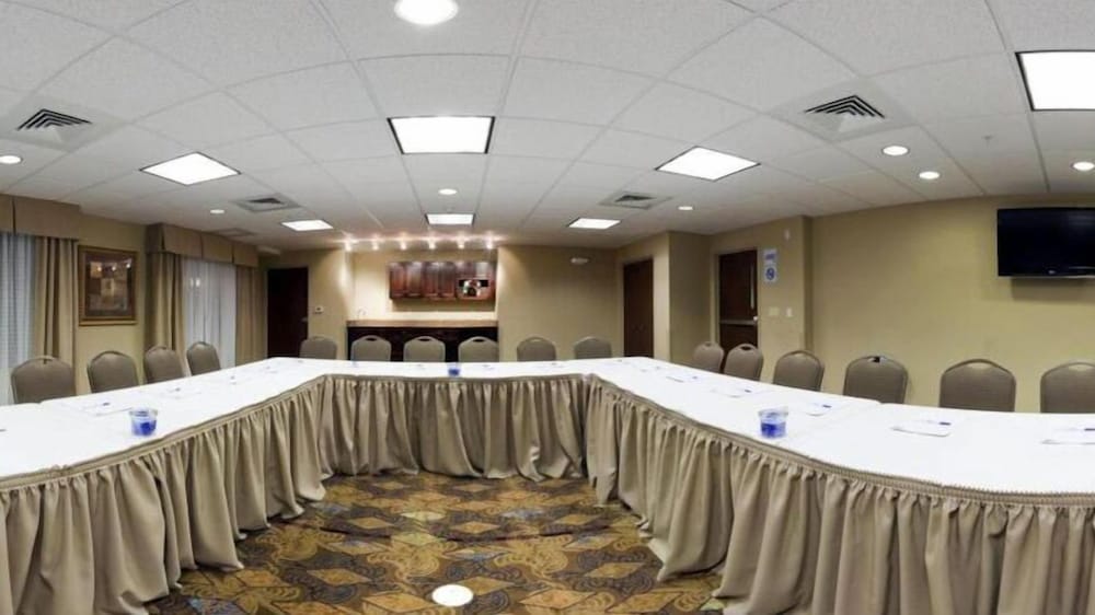 holiday inn express hotel and suites lander by ihg