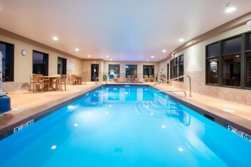 holiday inn express hotel and suites lander by ihg