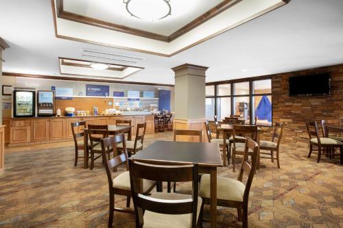 holiday inn express hotel and suites lander by ihg