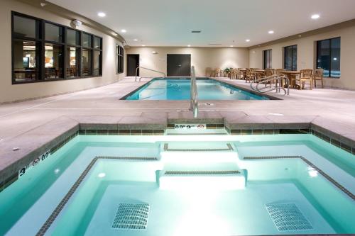 holiday inn express hotel and suites lander by ihg