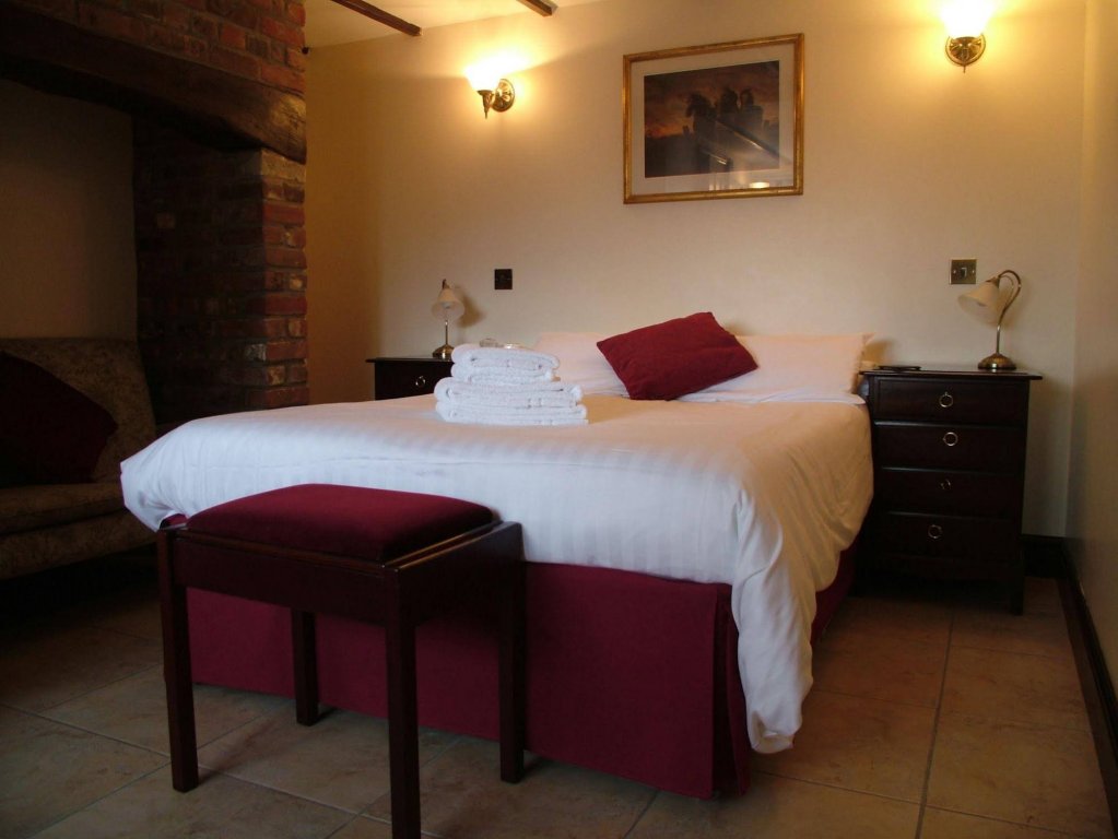 The Crown Hotel,Near Lynford's Stag And Arboretum,3 star