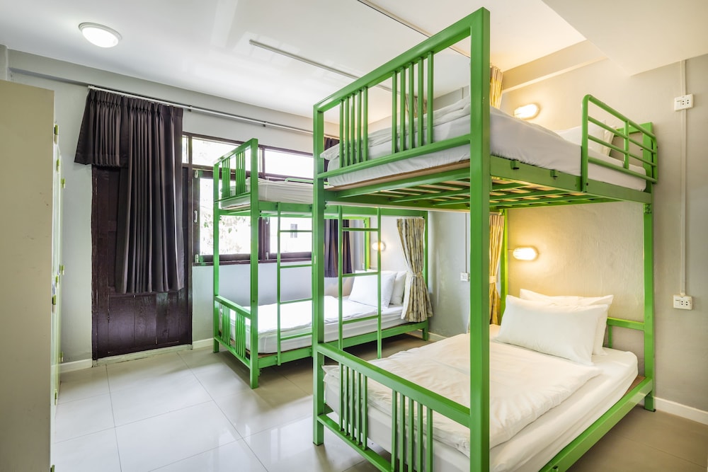 at hua lamphong hotel hostel