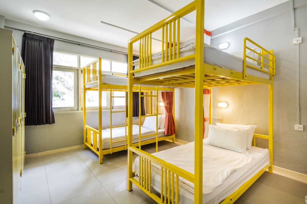 at hua lamphong hotel hostel