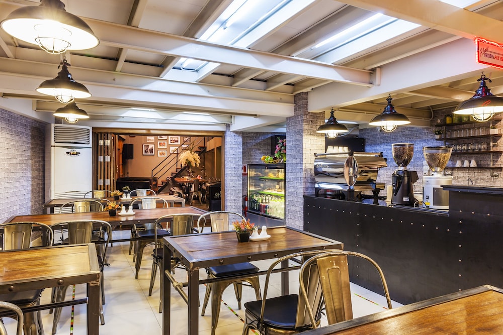 at hua lamphong hotel hostel