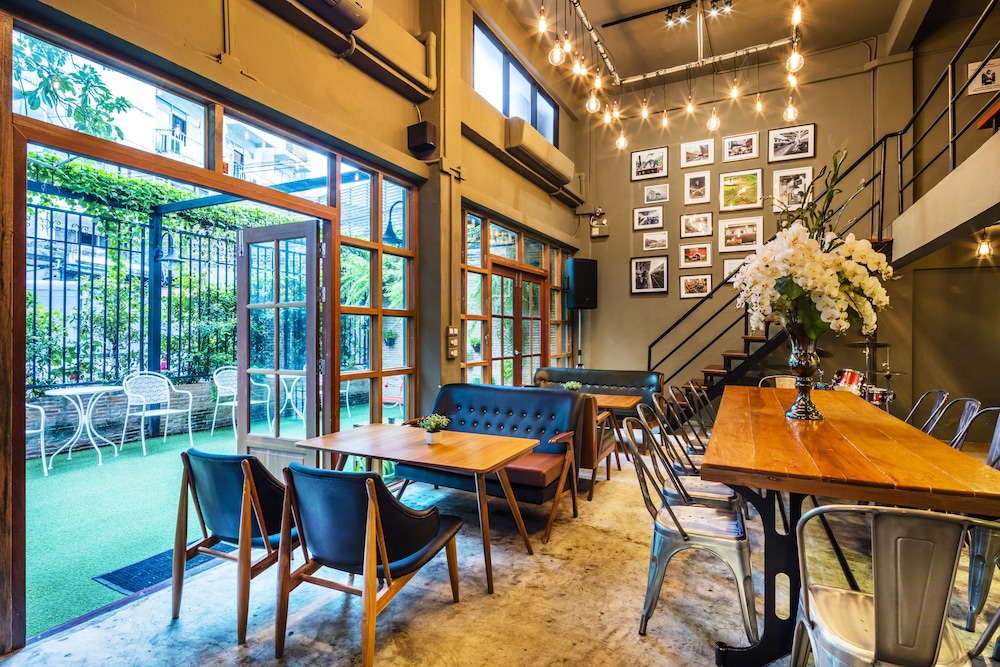 at hua lamphong hotel hostel