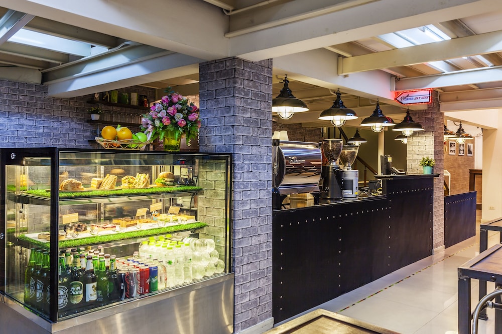 at hua lamphong hotel hostel