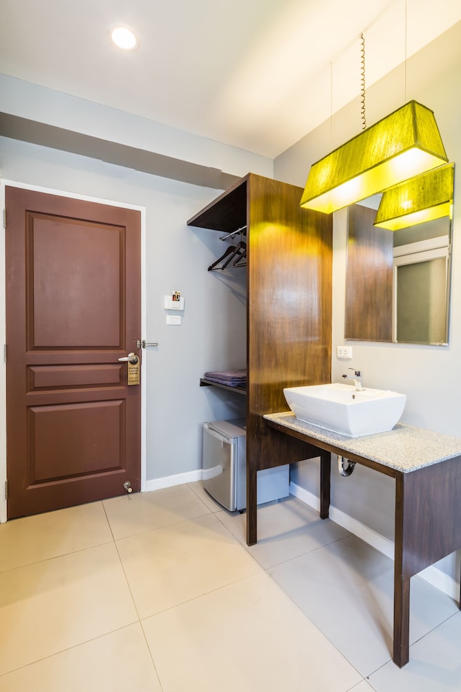 at hua lamphong hotel hostel