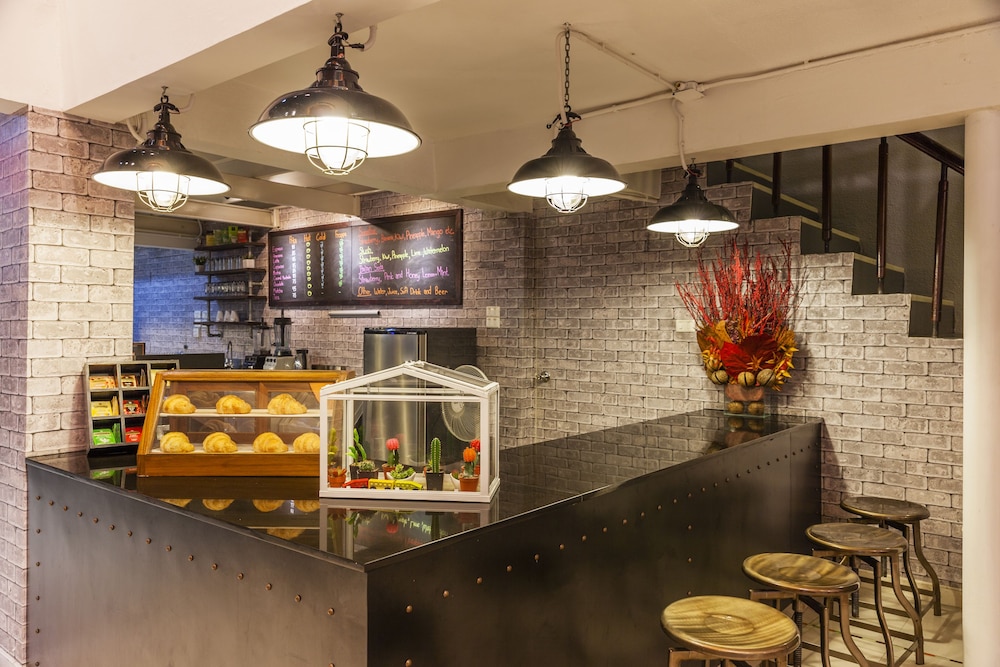 at hua lamphong hotel hostel