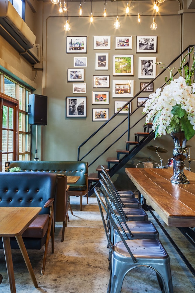 at hua lamphong hotel hostel