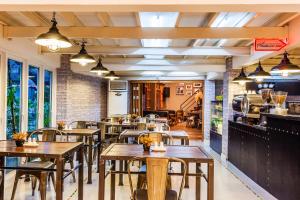 at hua lamphong hotel hostel