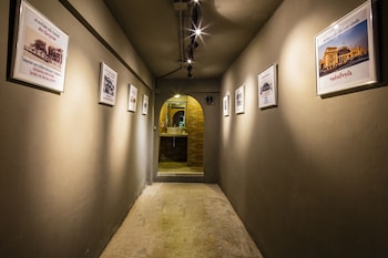 at hua lamphong hotel hostel