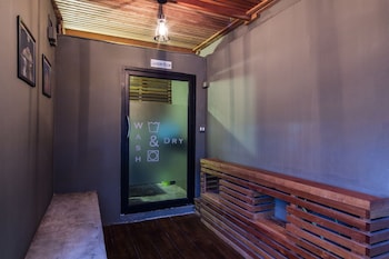 at hua lamphong hotel hostel