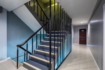 at hua lamphong hotel hostel