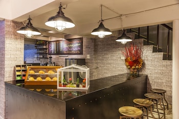 at hua lamphong hotel hostel