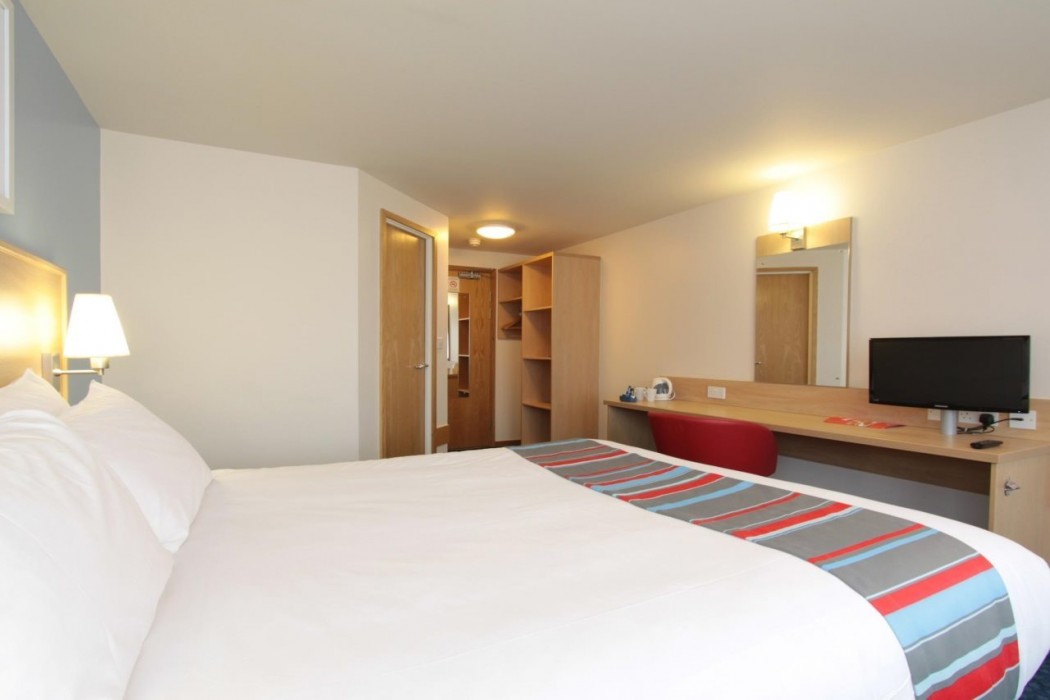 travelodge swansea m4