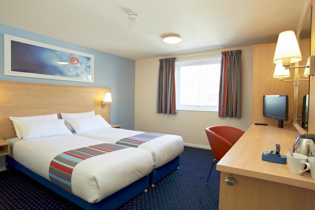 travelodge swansea m4