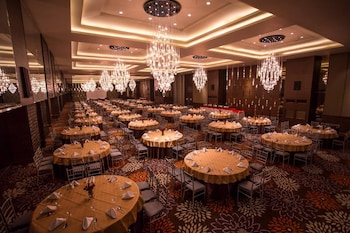 subic bay travelers hotel and event center