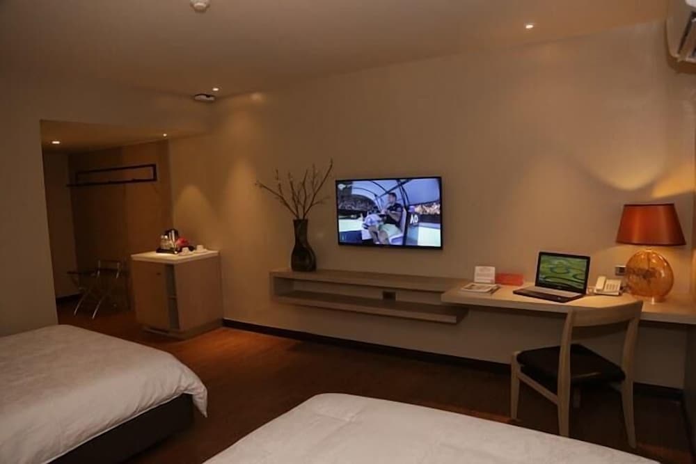 subic bay travelers hotel and event center