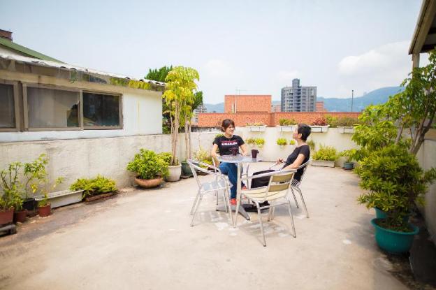 on my way taipei youth hostel