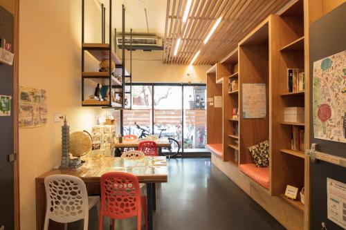 on my way taipei youth hostel