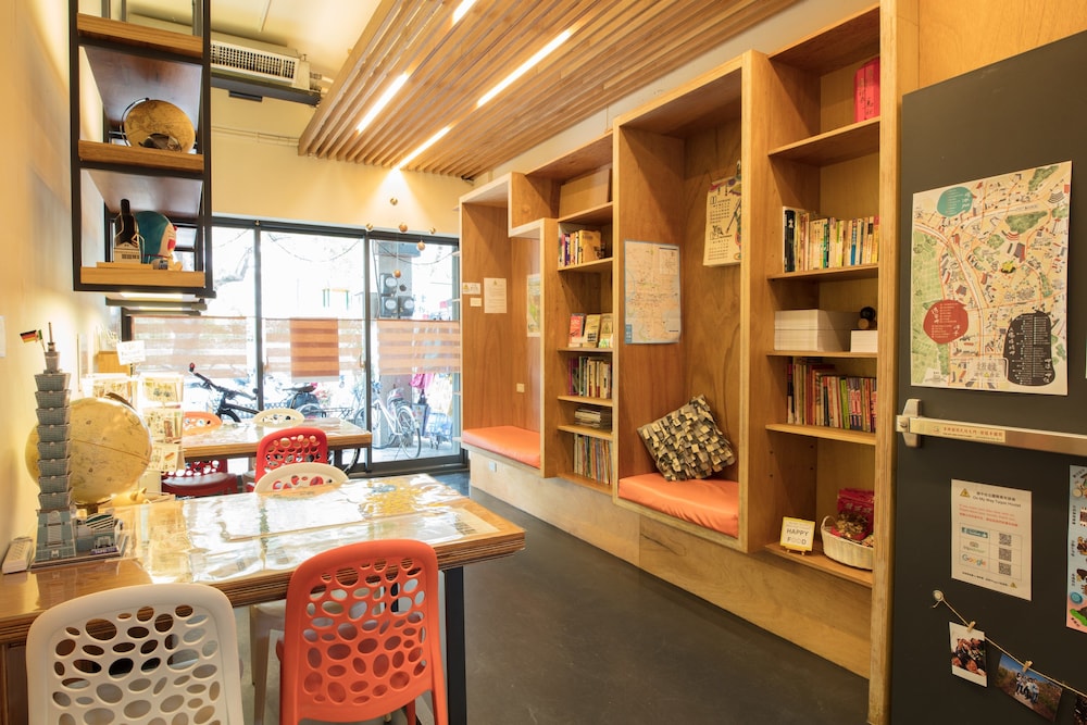 on my way taipei youth hostel