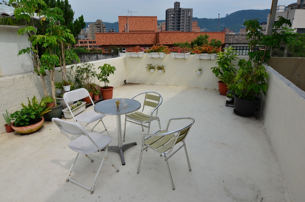 on my way taipei youth hostel