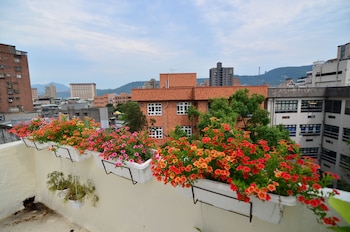 on my way taipei youth hostel