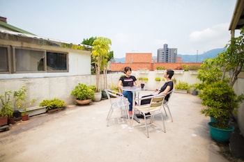 on my way taipei youth hostel