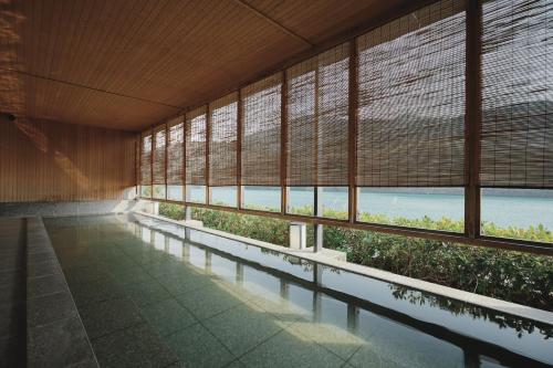 river retreat garaku