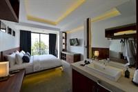 solitaire damnak villa hotel