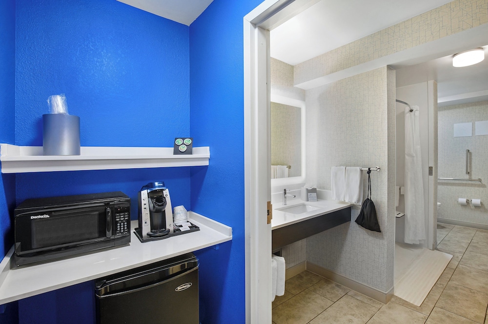 holiday inn express and suites locust grove by ihg