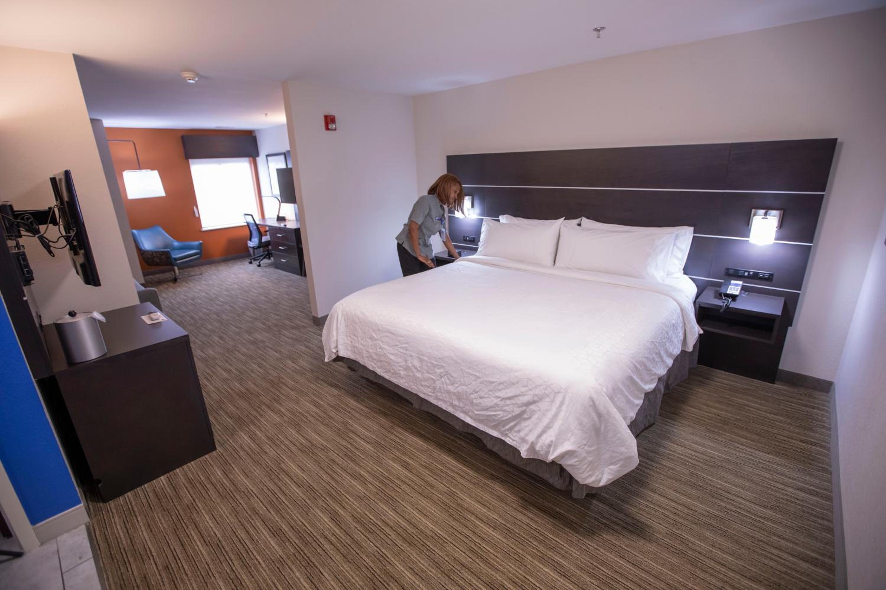 holiday inn express and suites locust grove by ihg
