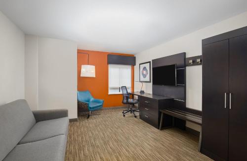 holiday inn express and suites locust grove by ihg