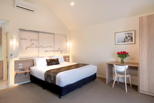 boathouse resort studios and suites