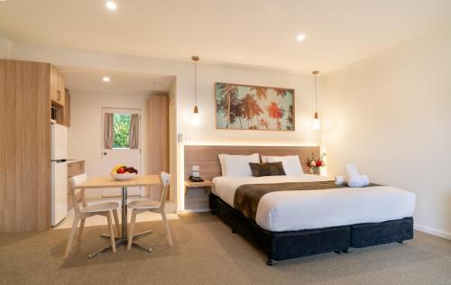 boathouse resort studios and suites