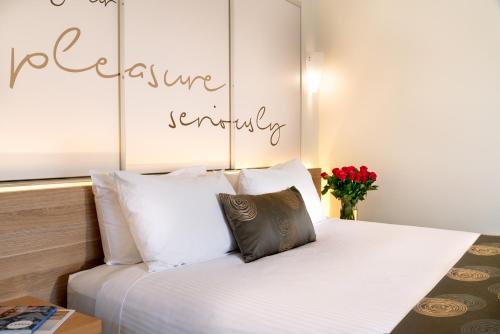 boathouse resort studios and suites