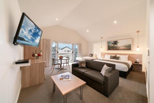boathouse resort studios and suites
