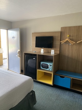 days inn by wyndham louisville airport fair and expo center