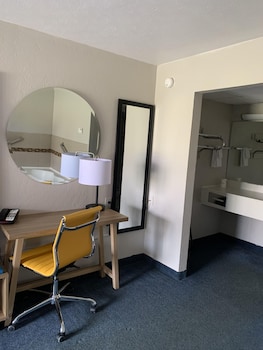 days inn by wyndham louisville airport fair and expo center
