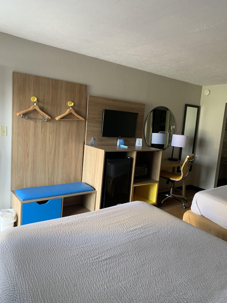 days inn by wyndham louisville airport fair and expo center