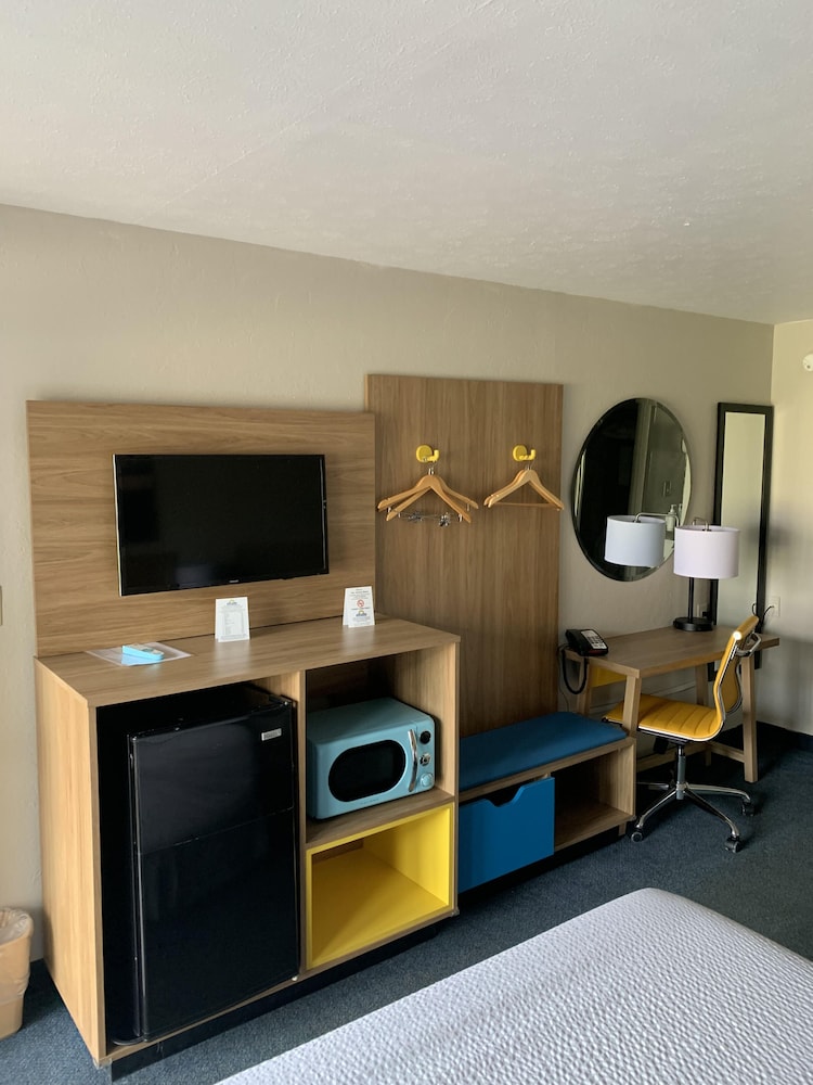 days inn by wyndham louisville airport fair and expo center