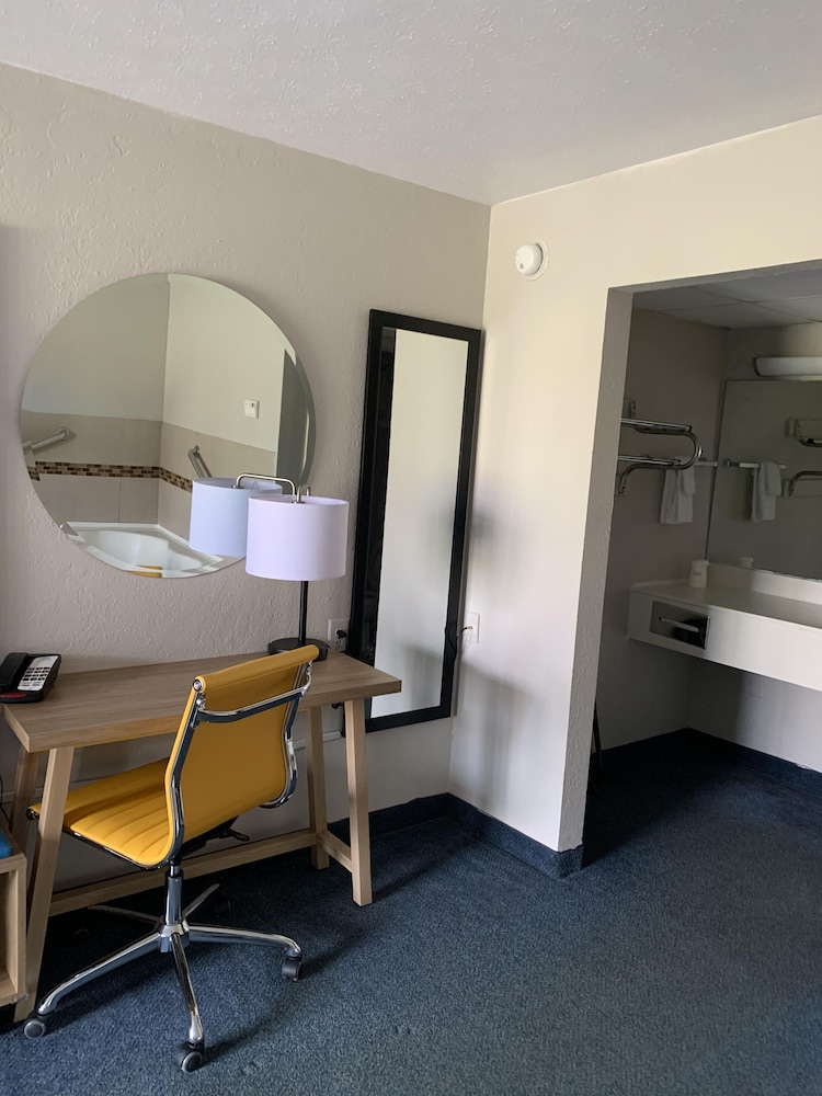 days inn by wyndham louisville airport fair and expo center