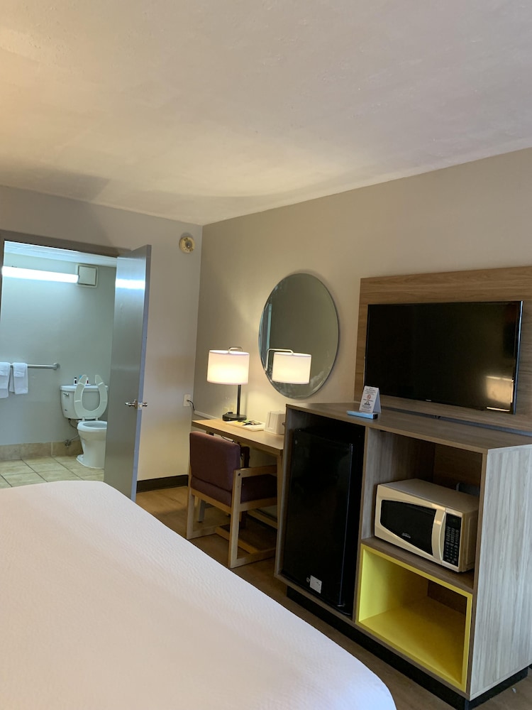 days inn by wyndham louisville airport fair and expo center